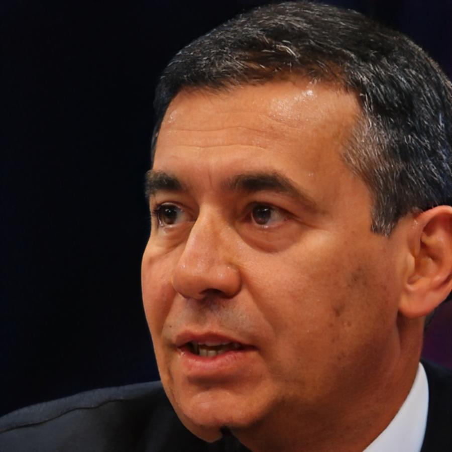 Instructor Callum Driscoll teaching financial analysis